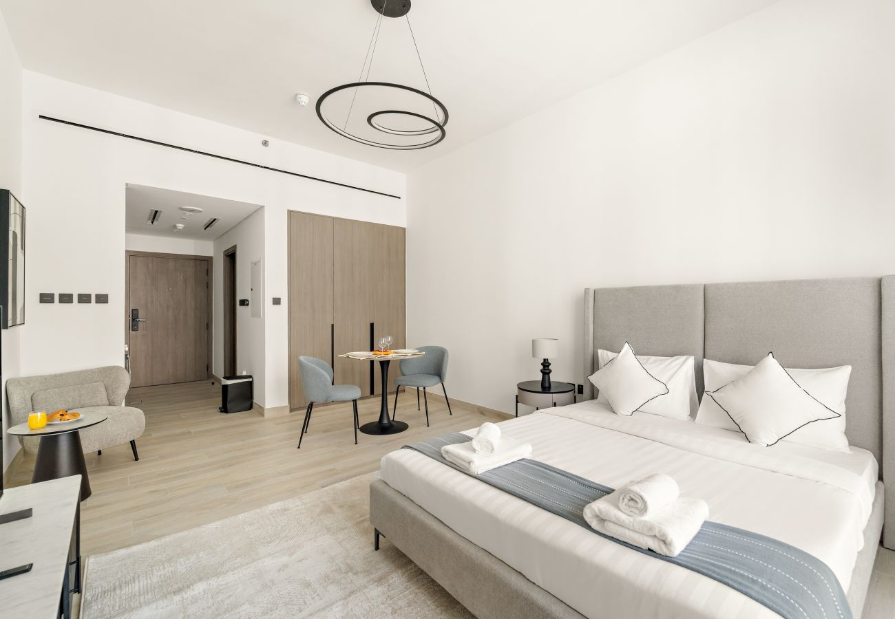 Apartment in Dubai - Elegant Studio in Dubai Hills Overlooking the Pool