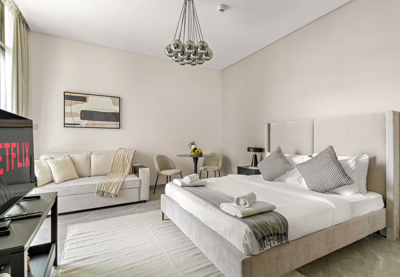 Apartment in Dubai - Elegant Canal View studio in Business Bay