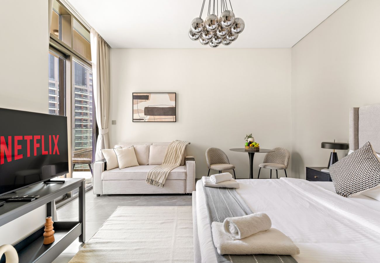 Apartment in Dubai - Elegant Canal View studio in Business Bay