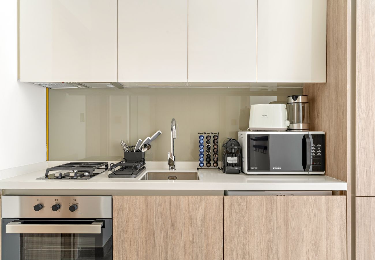 Apartment in Dubai - Elegant Canal View studio in Business Bay