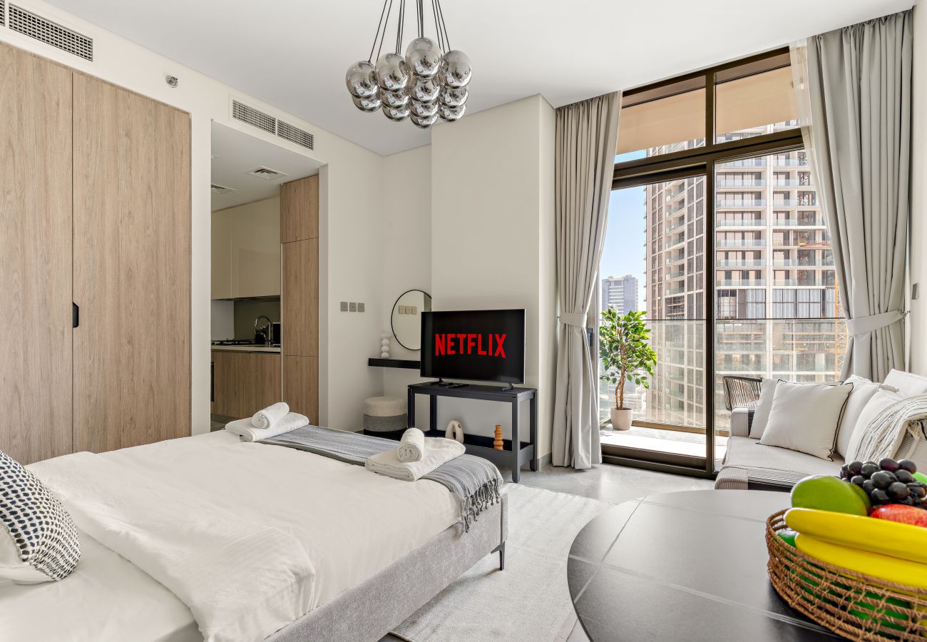 Apartment in Dubai - Elegant Canal View studio in Business Bay