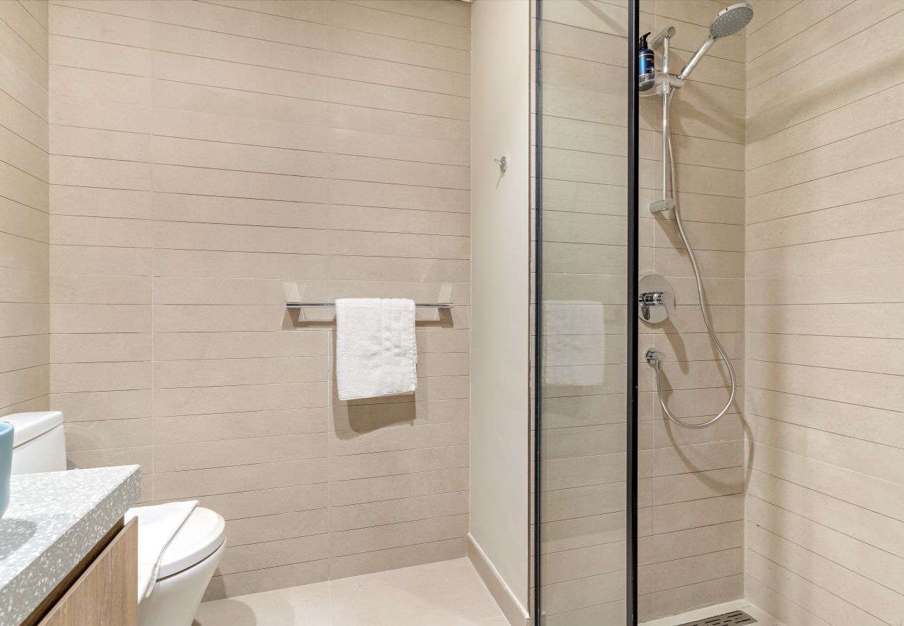 Apartment in Dubai - Elegant Canal View studio in Business Bay