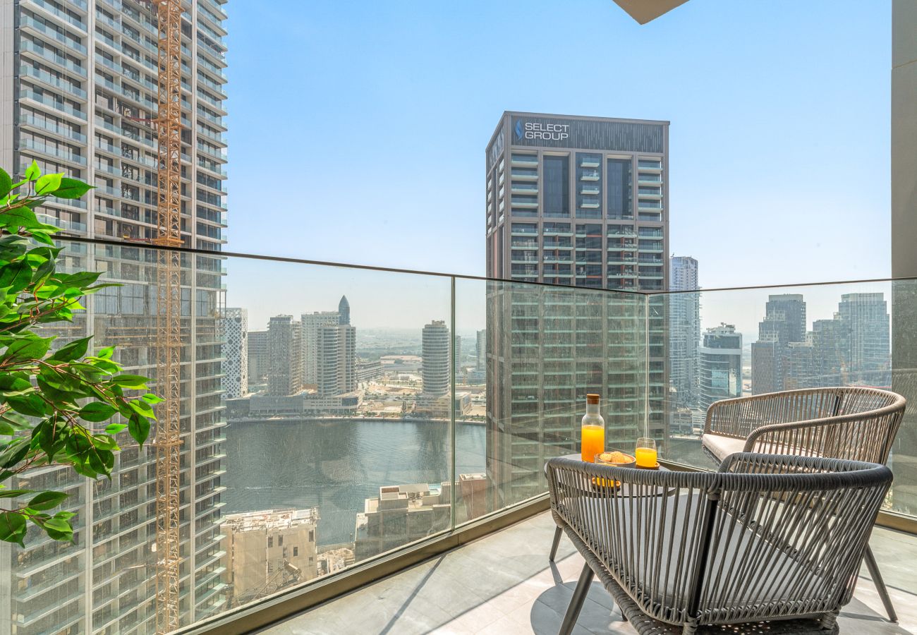 Apartment in Dubai - Elegant Canal View studio in Business Bay