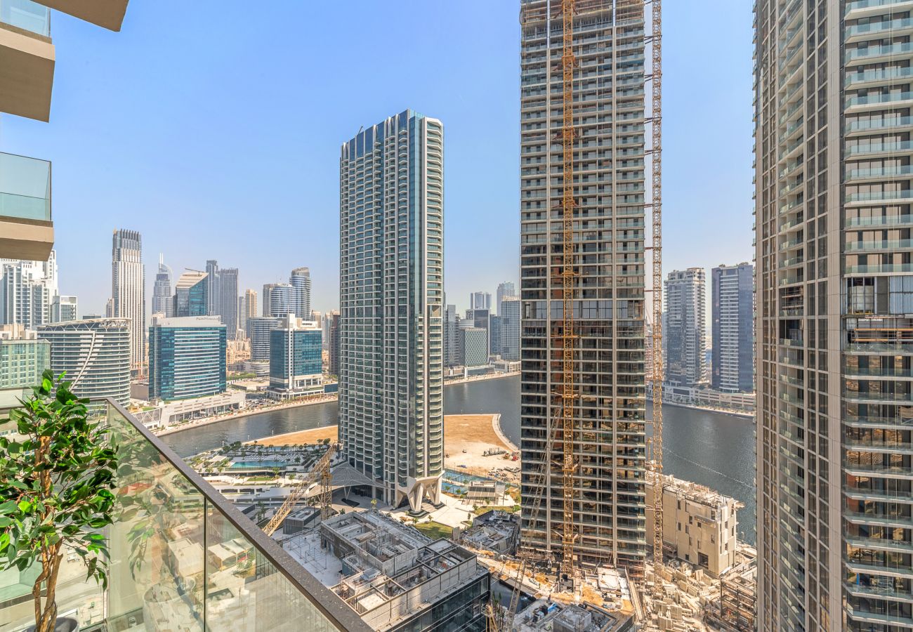 Apartment in Dubai - Elegant Canal View studio in Business Bay