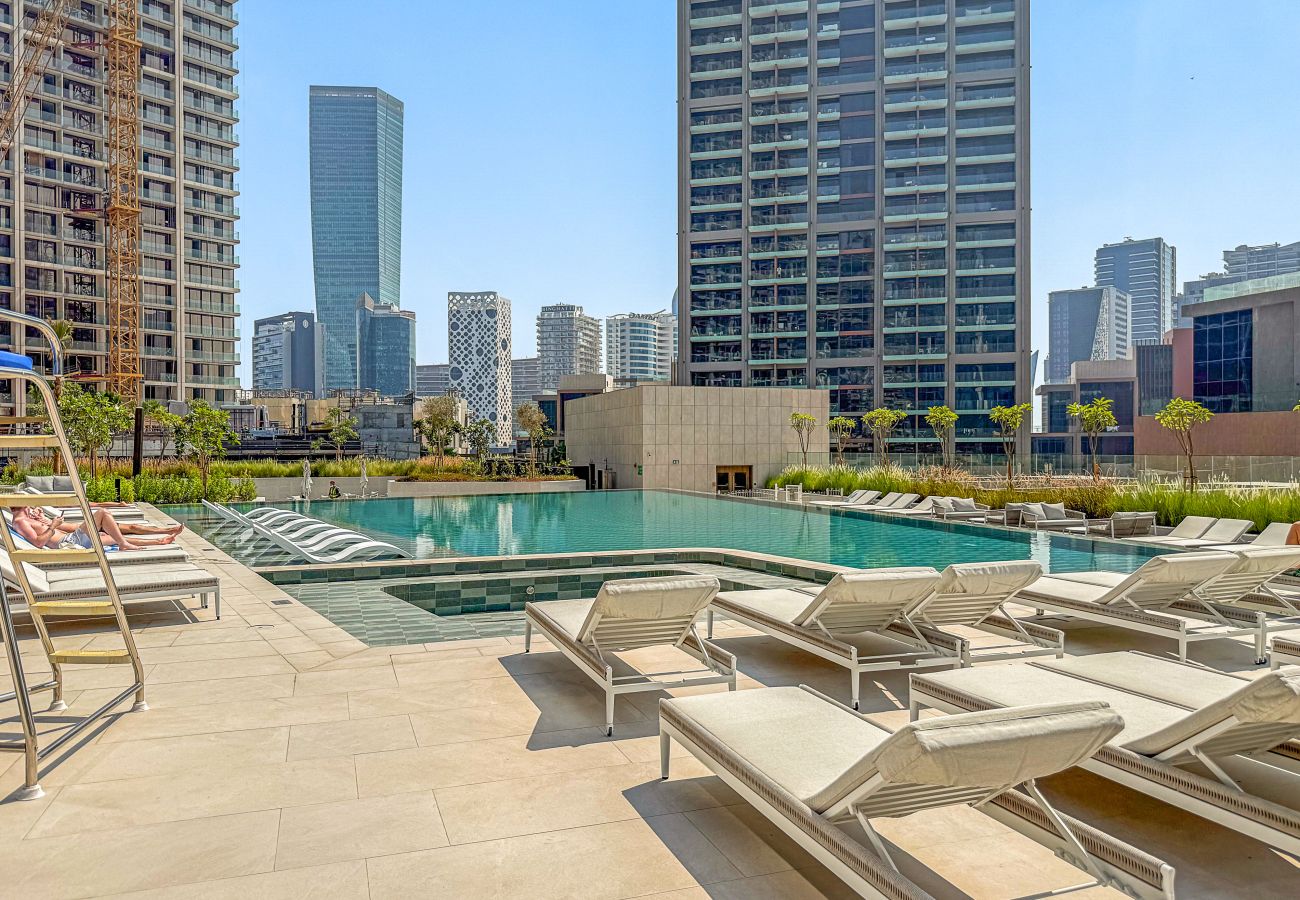 Apartment in Dubai - Elegant Canal View studio in Business Bay