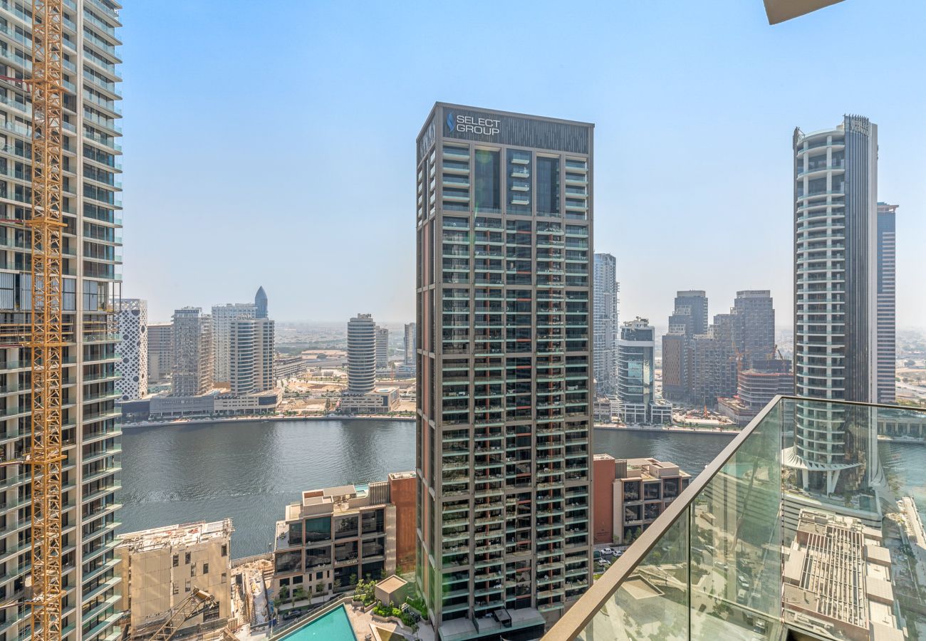 Apartment in Dubai - Elegant Canal View studio in Business Bay