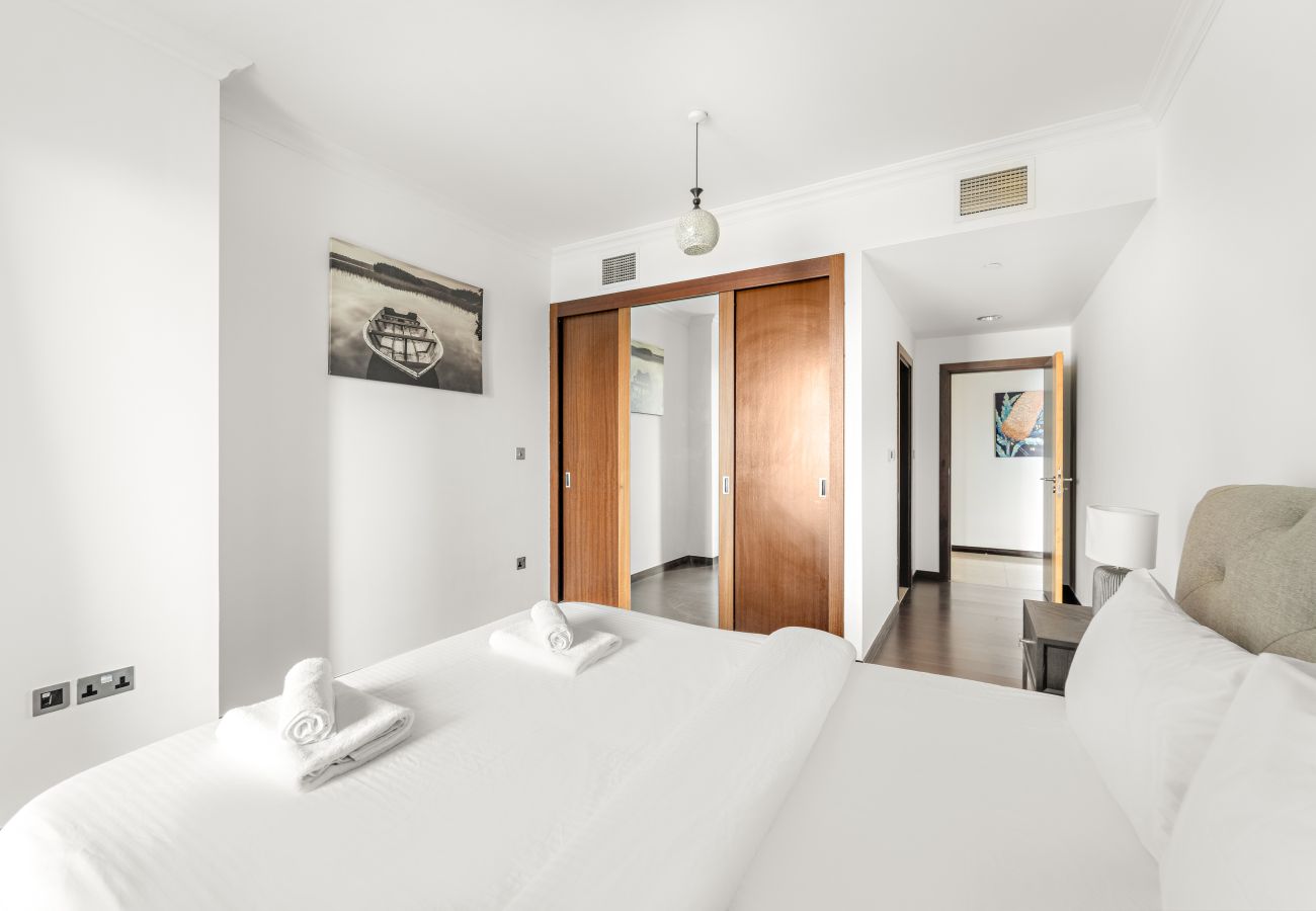 Apartment in Dubai - Spacious 3 BR in JBR with Beach Access