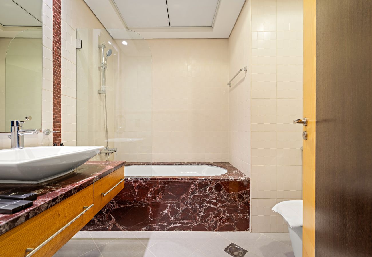 Apartment in Dubai - Spacious 3 BR in JBR with Beach Access