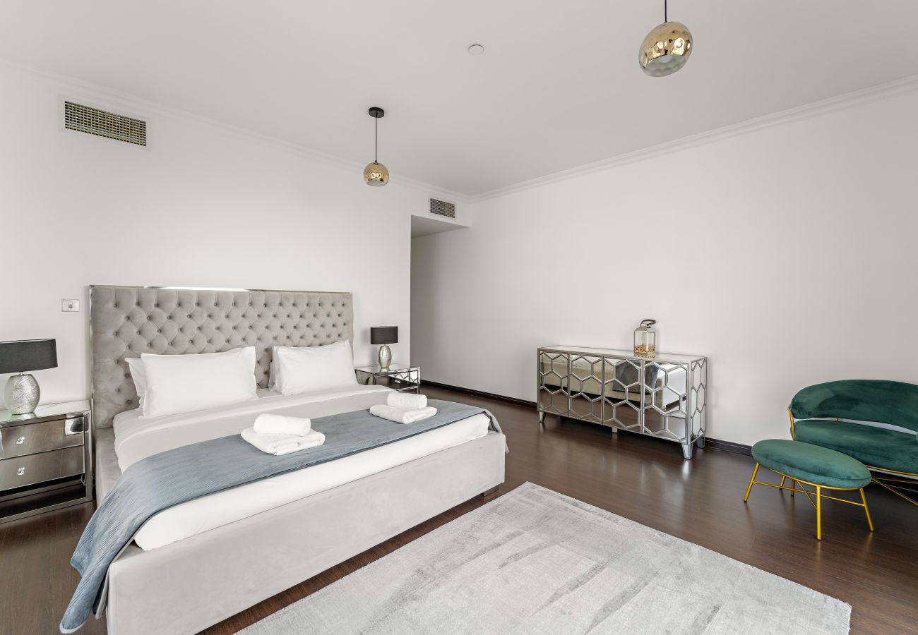 Apartment in Dubai - Spacious 3 BR in JBR with Beach Access