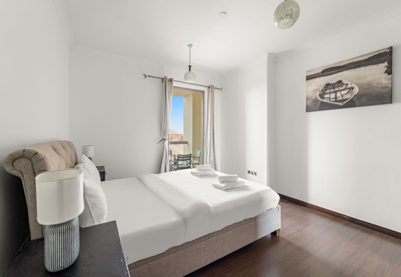 Apartment in Dubai - Spacious 3 BR in JBR with Beach Access