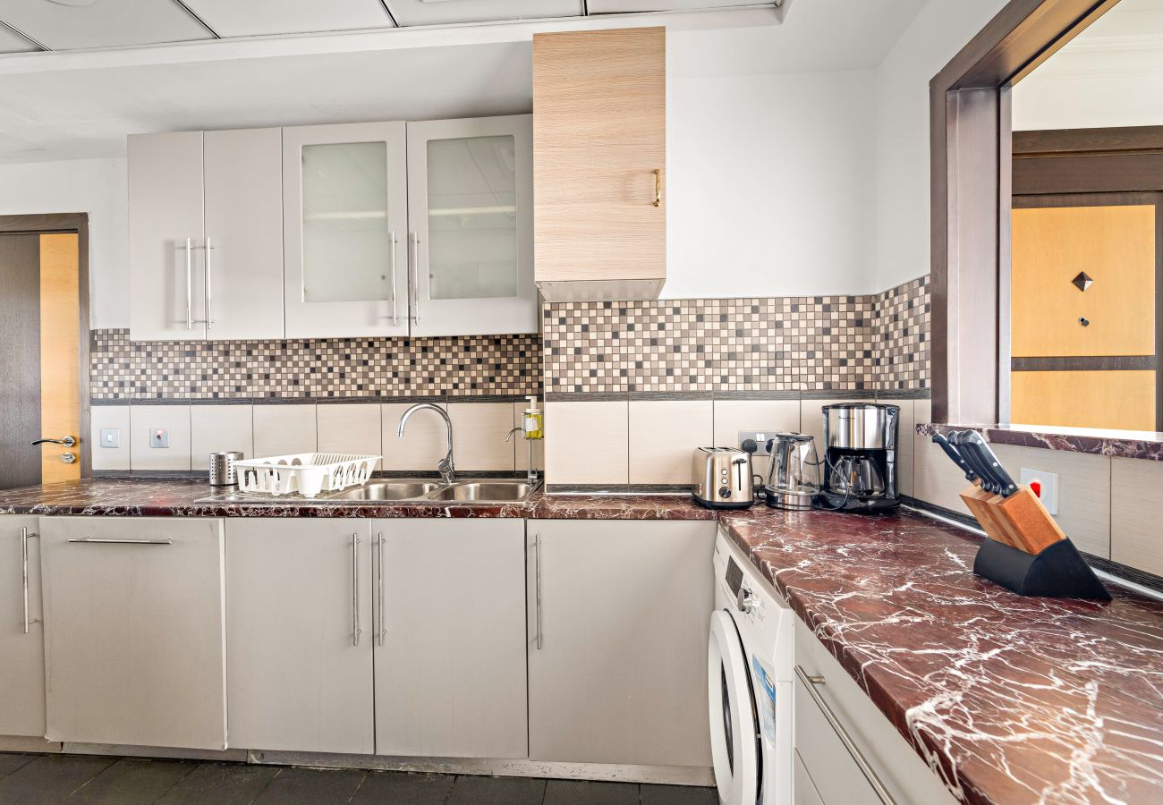 Apartment in Dubai - Spacious 3 BR in JBR with Beach Access