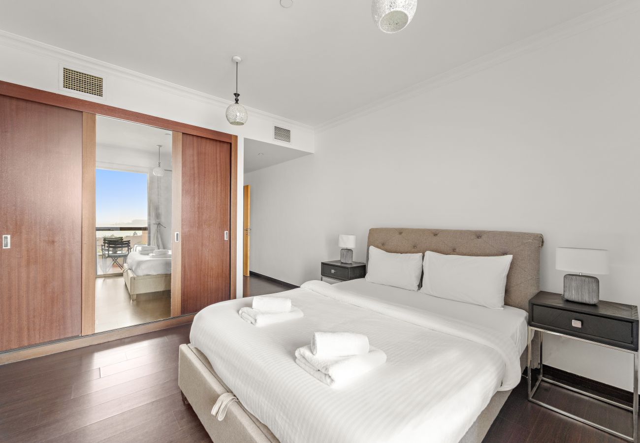 Apartment in Dubai - Spacious 3 BR in JBR with Beach Access