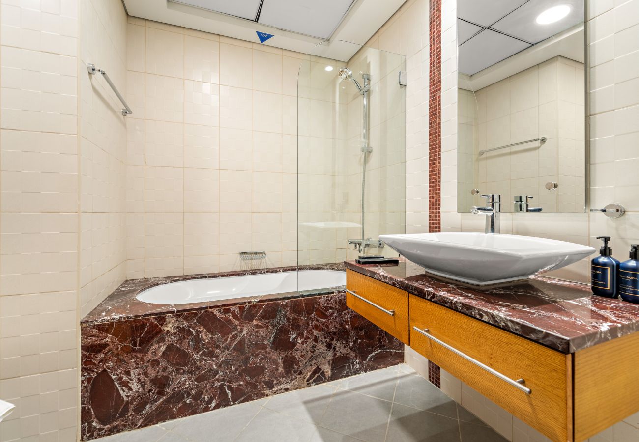 Apartment in Dubai - Spacious 3 BR in JBR with Beach Access