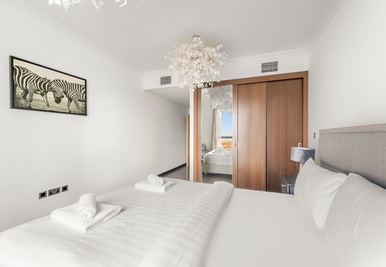 Apartment in Dubai - Spacious 3 BR in JBR with Beach Access