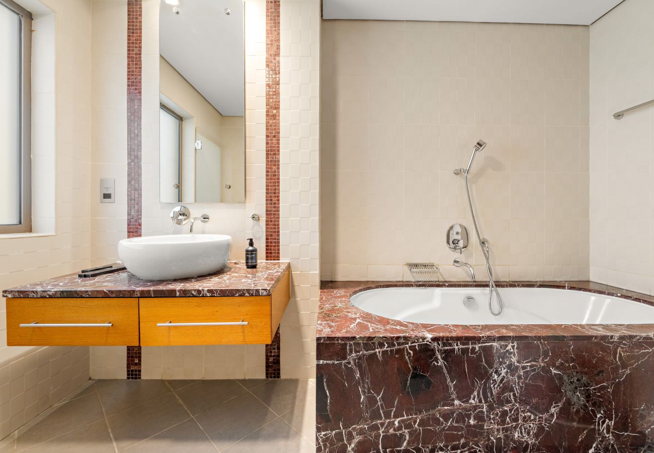 Apartment in Dubai - Spacious 3 BR in JBR with Beach Access