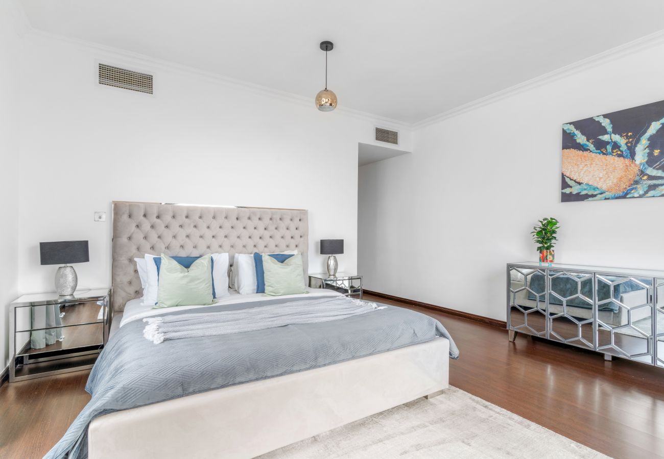 Apartment in Dubai - Spacious 3 BR in JBR with Beach Access