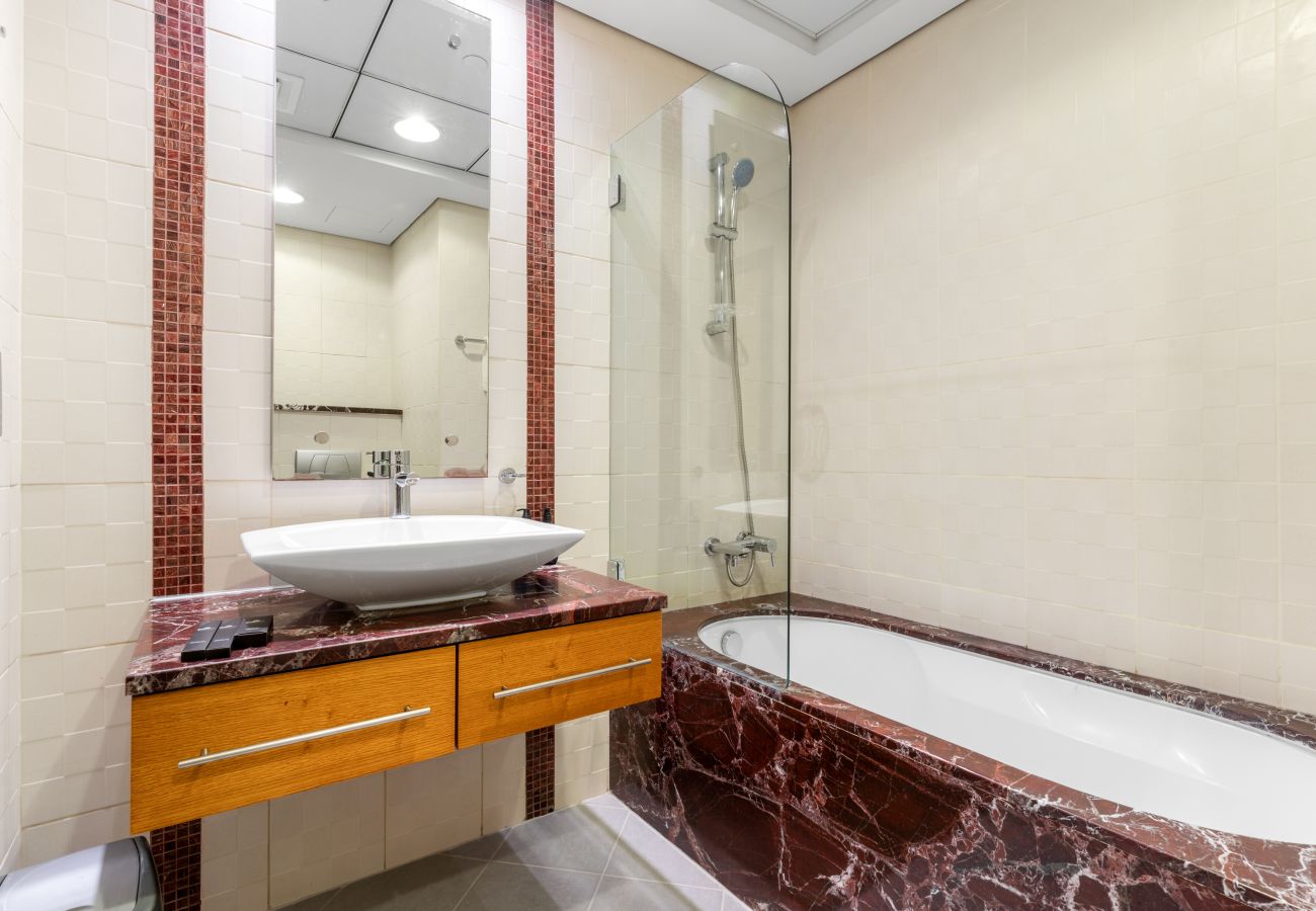 Apartment in Dubai - Spacious 3 BR in JBR with Beach Access