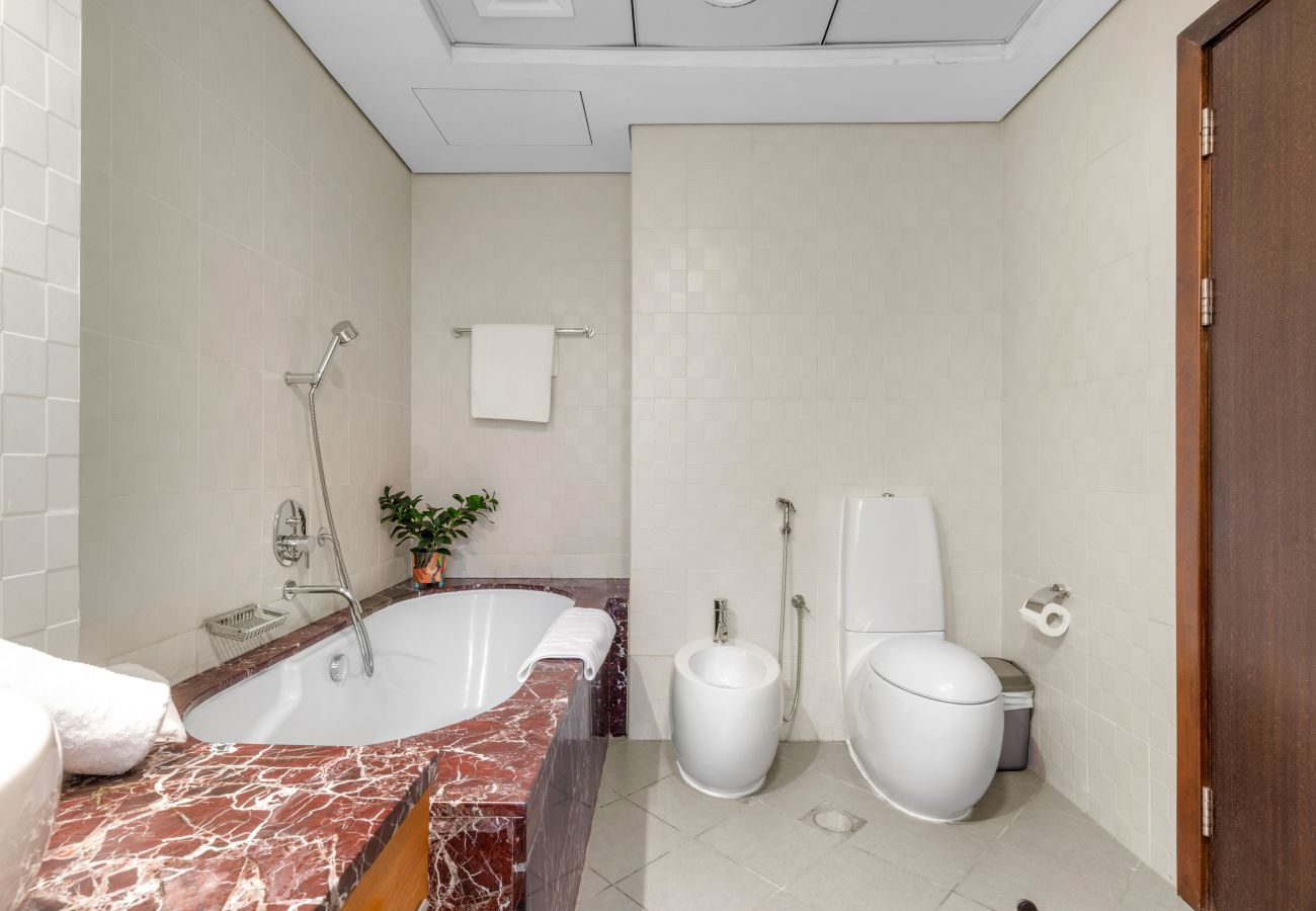 Apartment in Dubai - Spacious 3 BR in JBR with Beach Access