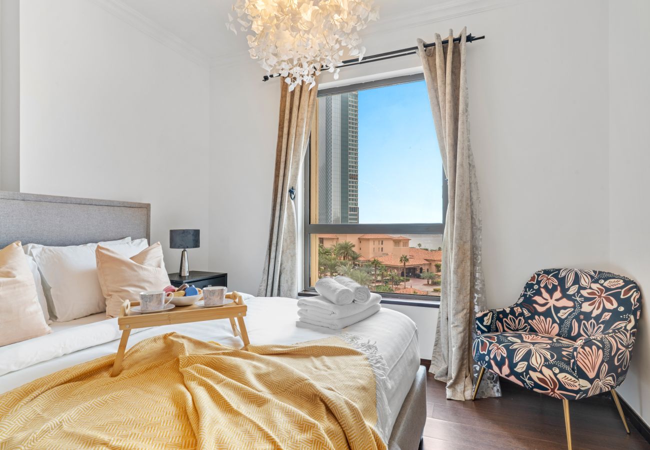 Apartment in Dubai - Spacious 3 BR in JBR with Beach Access