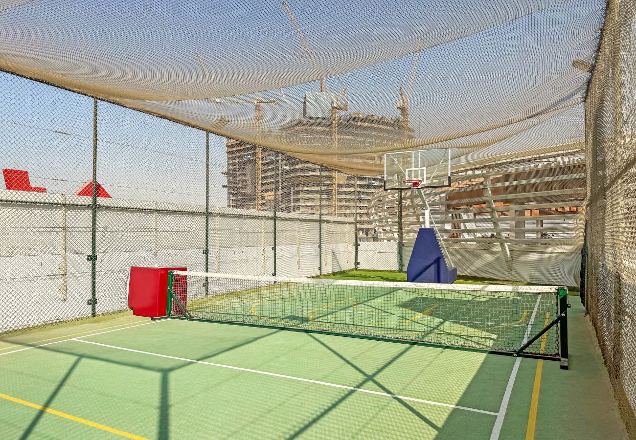 Apartment in Dubai - Spacious 2BR in Dubai Science Park with Private Pool 