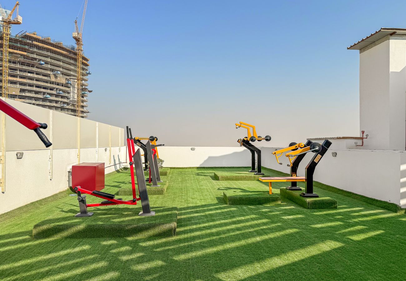 Apartment in Dubai - Spacious 2BR in Dubai Science Park with Private Pool 