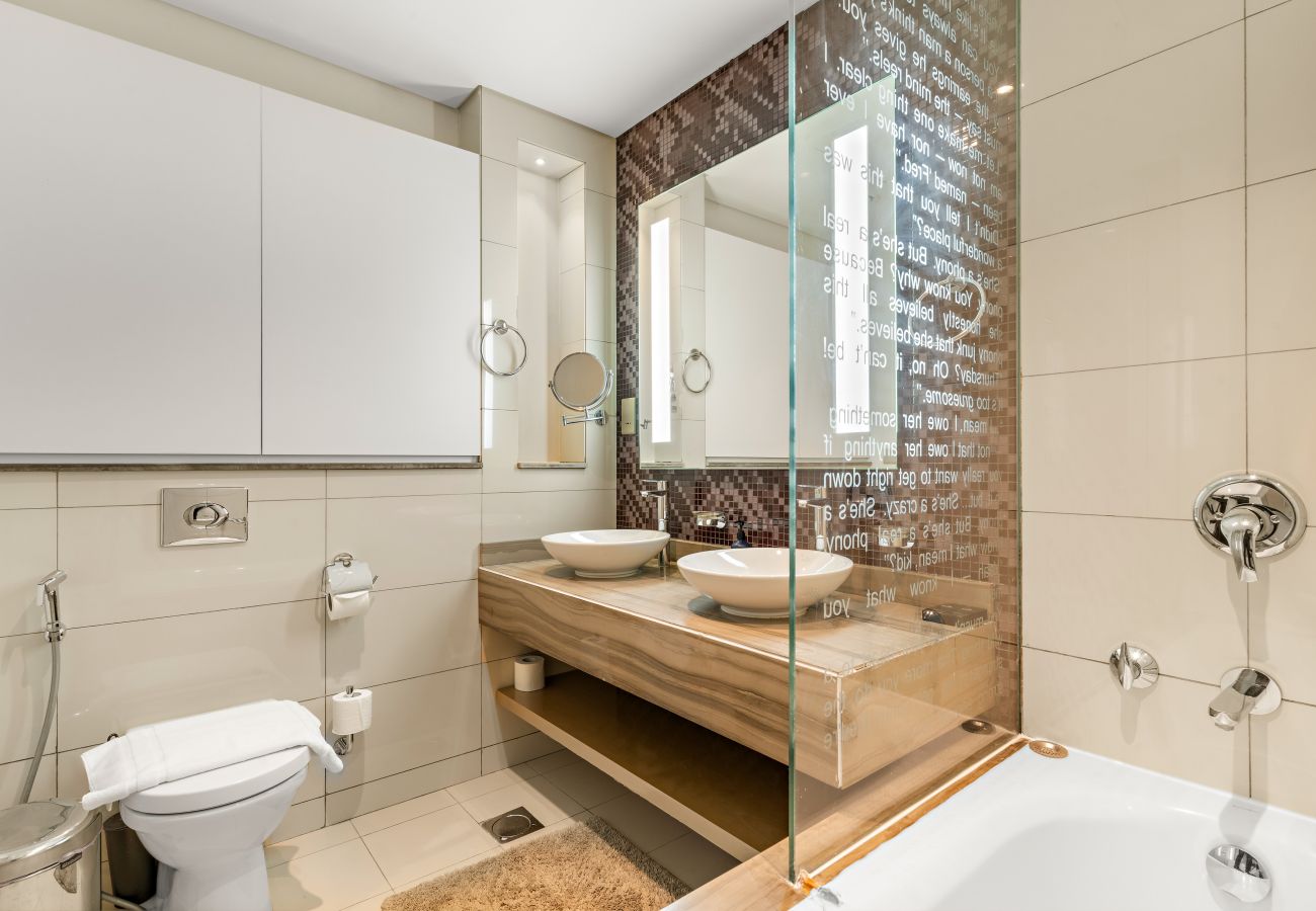 Apartment in Dubai - Luxurious 3BD in Business Bay with Burj Khalifa View