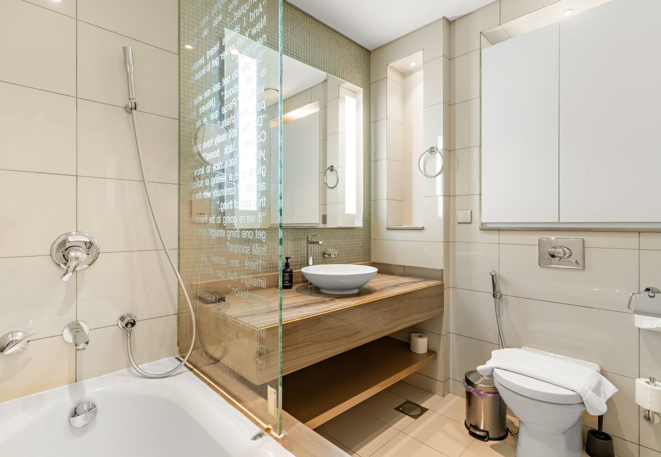 Apartment in Dubai - Luxurious 3BD in Business Bay with Burj Khalifa View