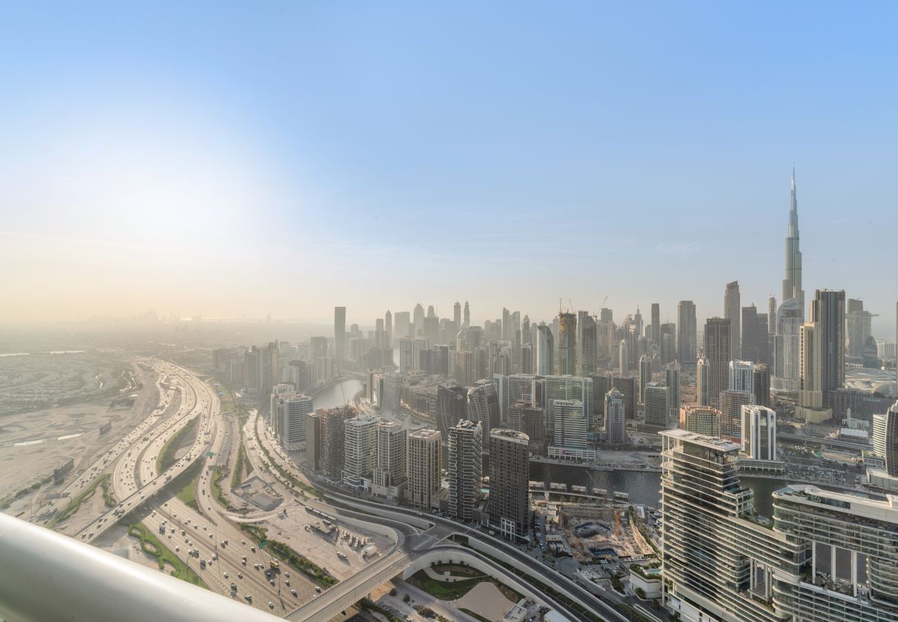 Apartment in Dubai - Luxurious 3BD in Business Bay with Burj Khalifa View