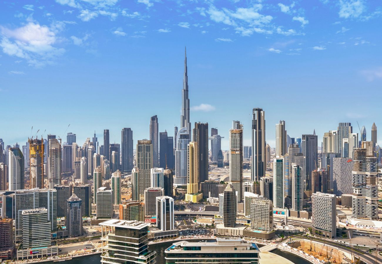 Apartment in Dubai - Luxurious 3BD in Business Bay with Burj Khalifa View