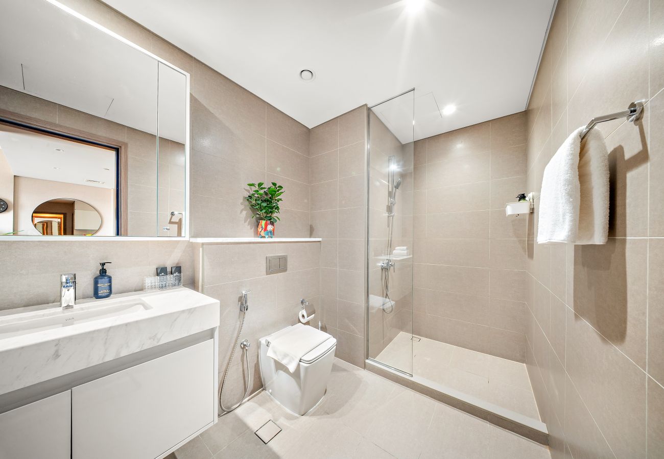 Apartment in Dubai - Downtown Dubai Chic 1BR Retreat