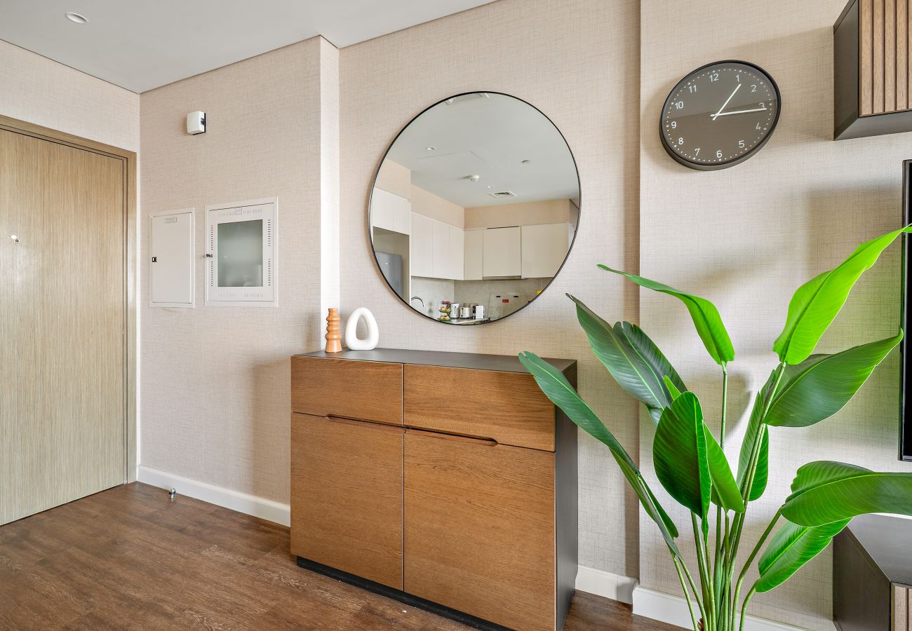 Apartment in Dubai - Downtown Dubai Chic 1BR Retreat