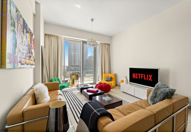 Apartment in Dubai - Elegant Canal-Front 1 BD in a Prime Location