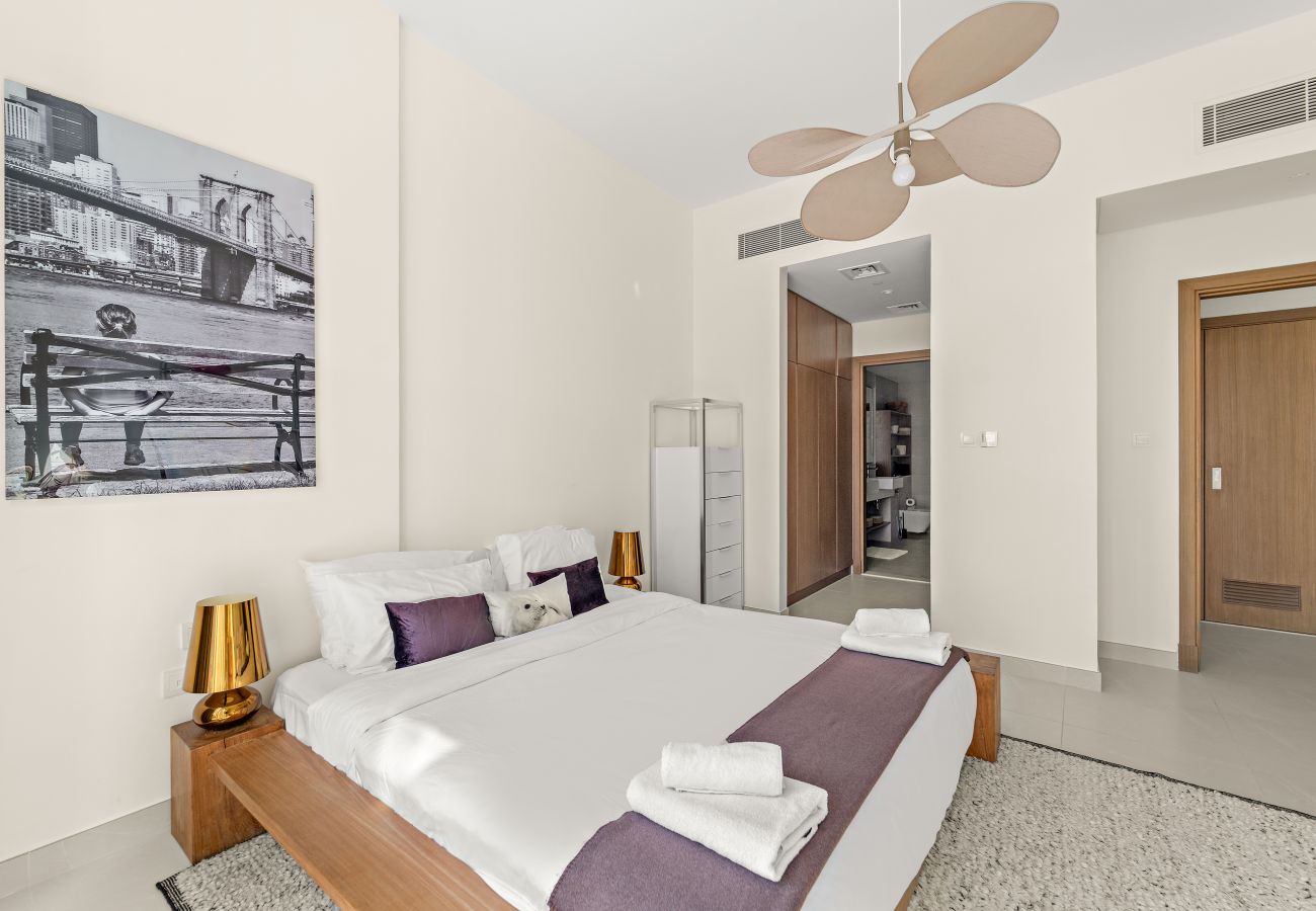 Apartment in Dubai - Elegant Canal-Front 1 BD in a Prime Location