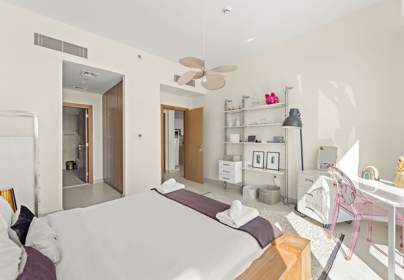 Apartment in Dubai - Elegant Canal-Front 1 BD in a Prime Location