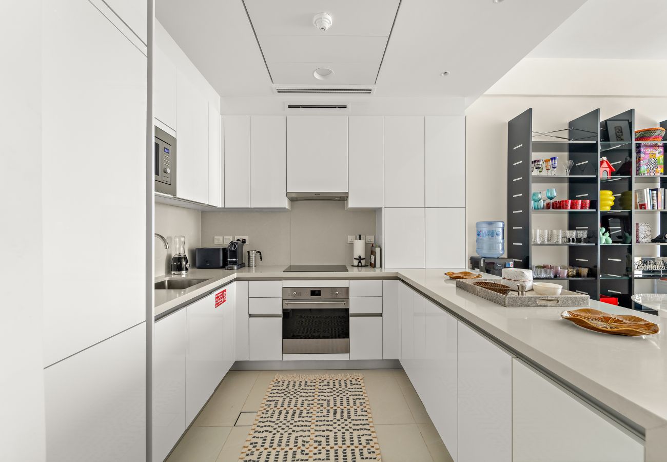 Apartment in Dubai - Elegant Canal-Front 1 BD in a Prime Location