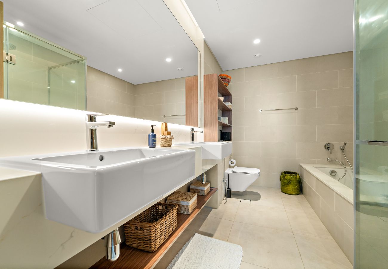 Apartment in Dubai - Elegant Canal-Front 1 BD in a Prime Location