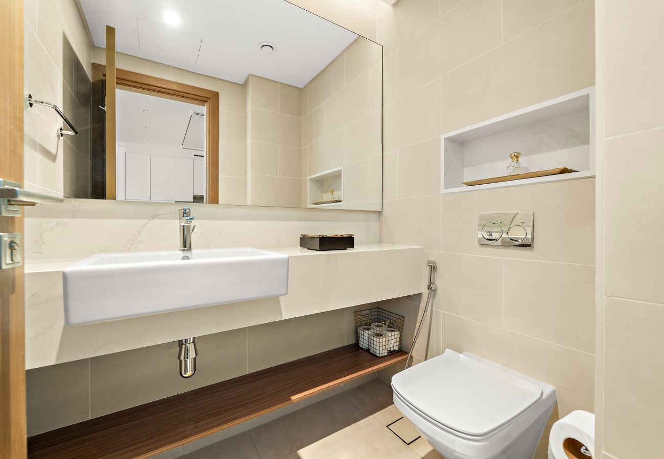 Apartment in Dubai - Elegant Canal-Front 1 BD in a Prime Location