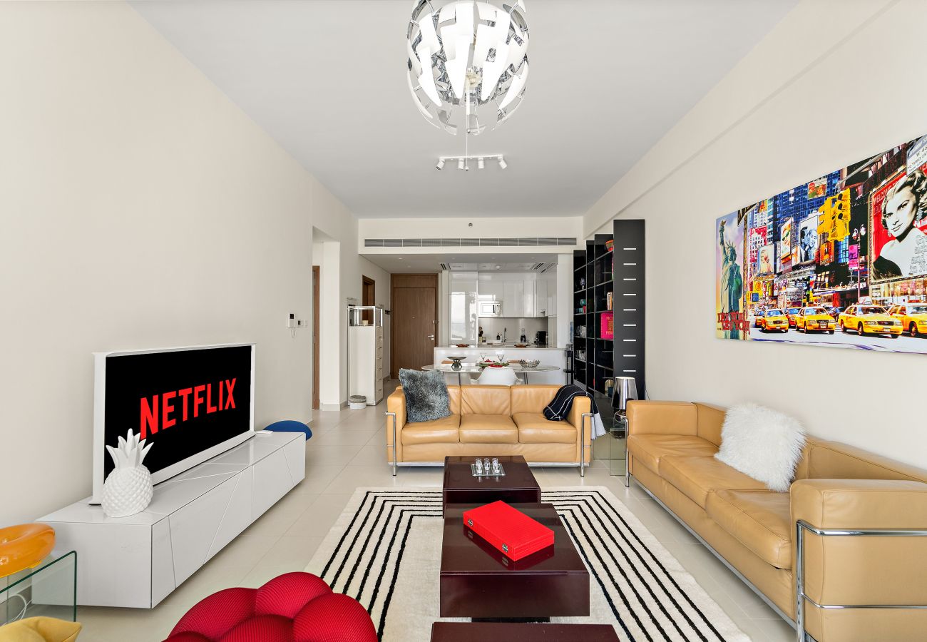 Apartment in Dubai - Elegant Canal-Front 1 BD in a Prime Location