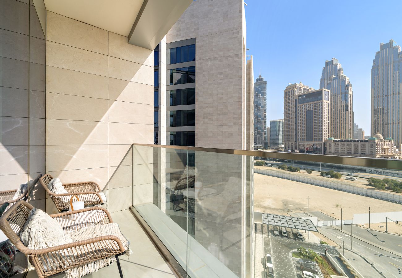 Apartment in Dubai - Elegant Canal-Front 1 BD in a Prime Location