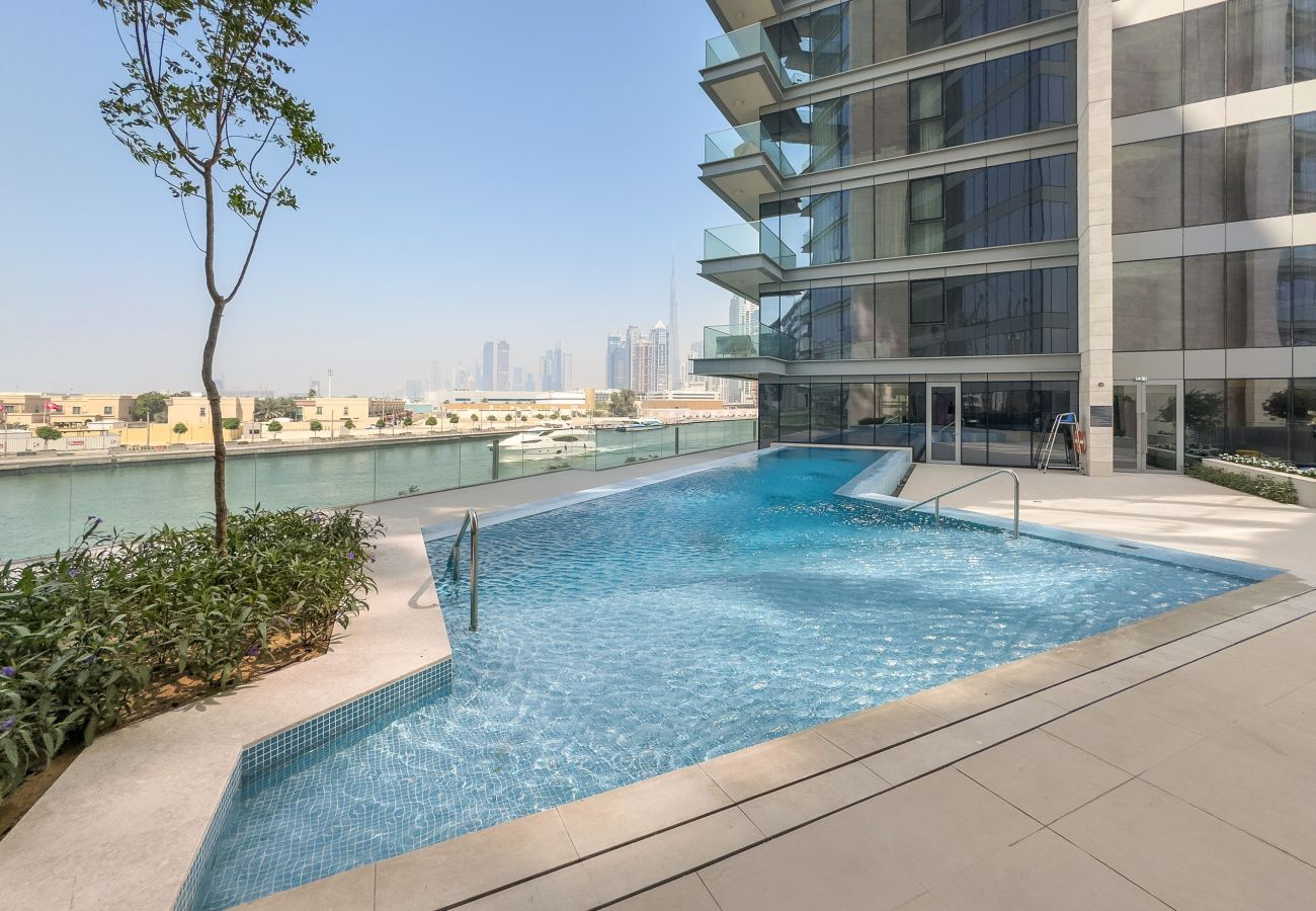 Apartment in Dubai - Elegant Canal-Front 1 BD in a Prime Location