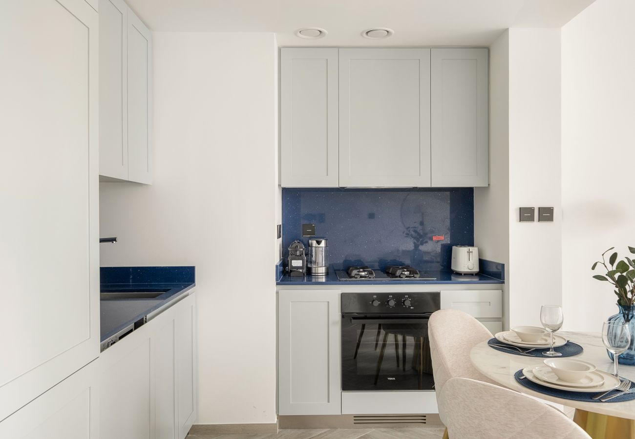 Apartment in Dubai - Luxury 1 BD with Panoramic Canal Views