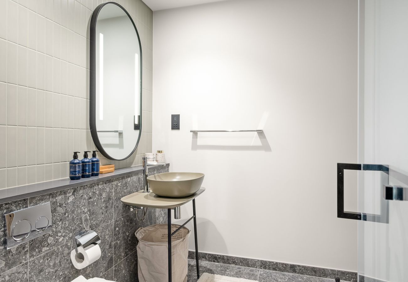 Apartment in Dubai - Luxury 1 BD with Panoramic Canal Views