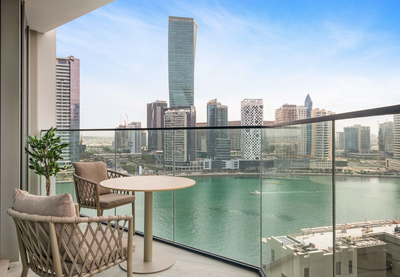 Apartment in Dubai - Luxury 1 BD with Panoramic Canal Views
