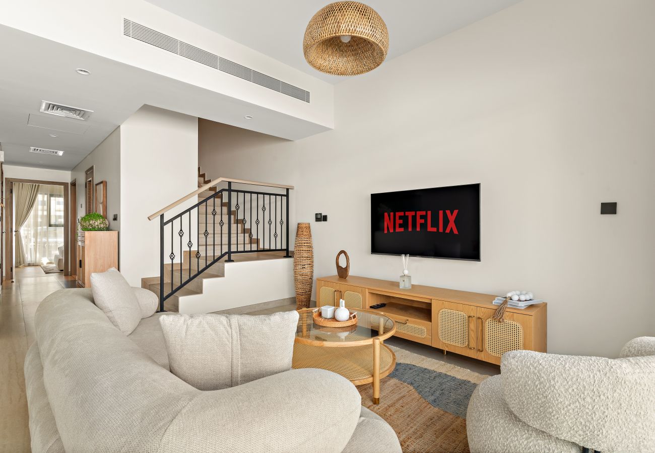 Townhouse in Dubai - Modern 4 BD Townhouse with Private Garden in Damac Lagoons