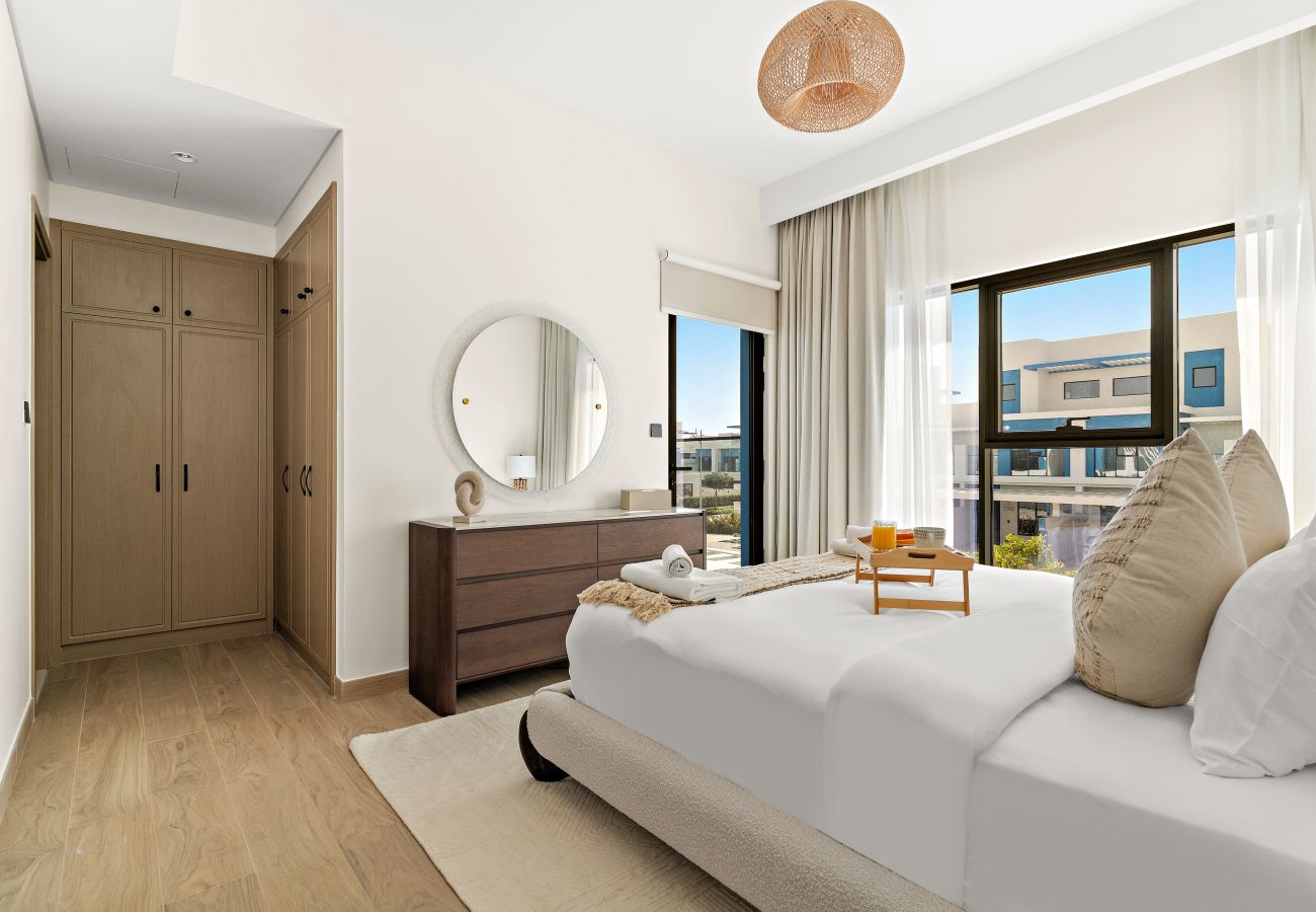 Townhouse in Dubai - Modern 4 BD Townhouse with Private Garden in Damac Lagoons