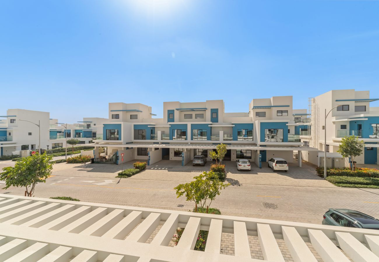 Townhouse in Dubai - Modern 4 BD Townhouse with Private Garden in Damac Lagoons