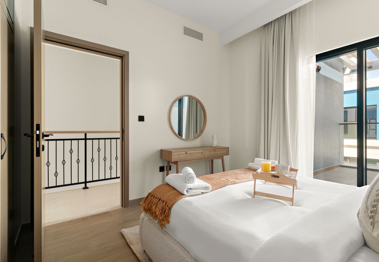 Townhouse in Dubai - Modern 4 BD Townhouse with Private Garden in Damac Lagoons