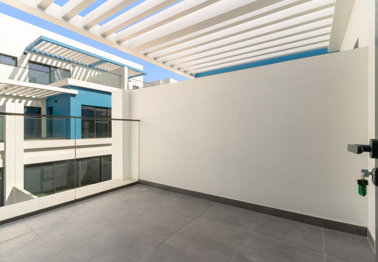 Townhouse in Dubai - Modern 4 BD Townhouse with Private Garden in Damac Lagoons