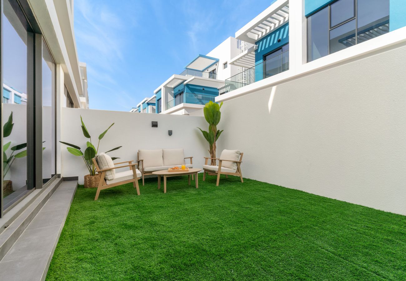 Townhouse in Dubai - Modern 4 BD Townhouse with Private Garden in Damac Lagoons