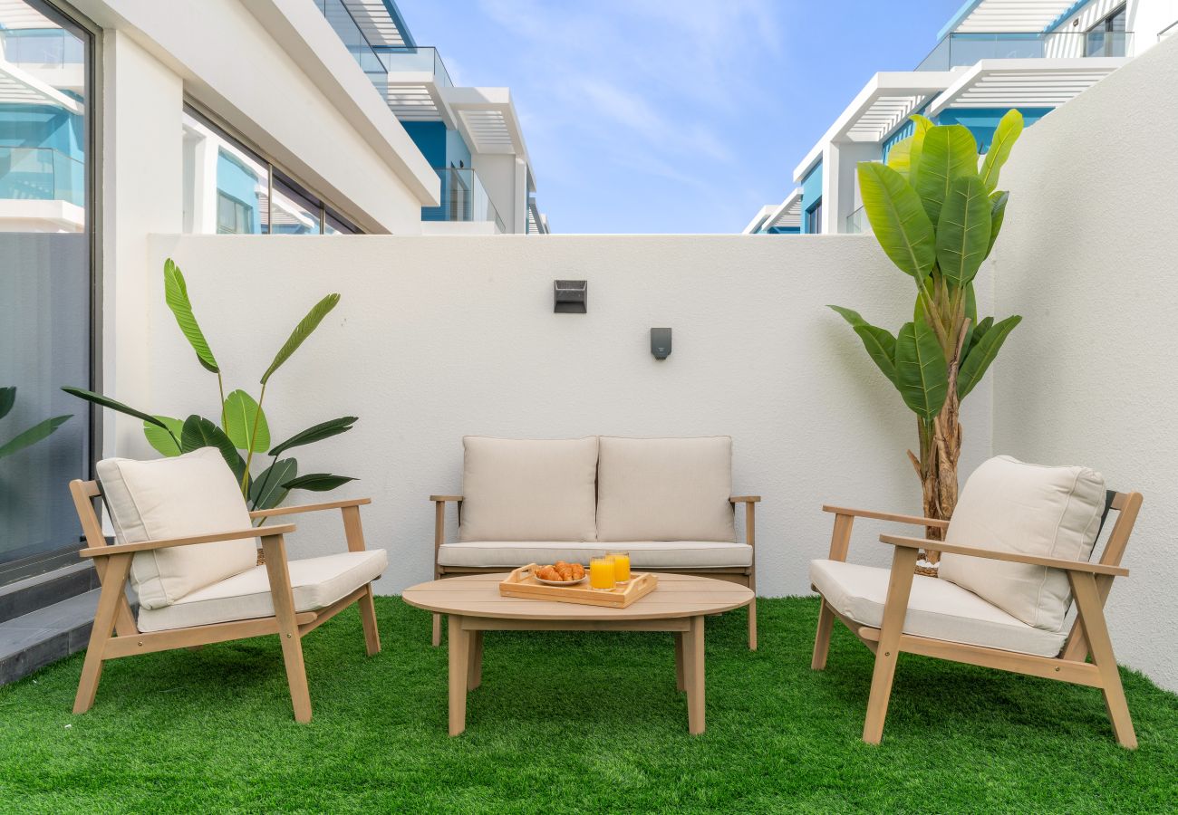 Townhouse in Dubai - Modern 4 BD Townhouse with Private Garden in Damac Lagoons